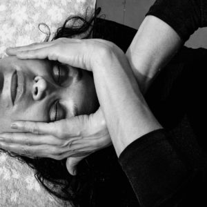 Mains expertes pratiquant le massage facial pour la détente et l’éclat