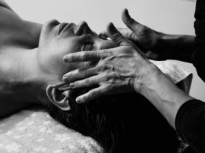 Soin personnalisé du visage avec techniques anti-âge naturelles
