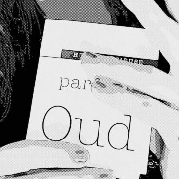 Croquis en noir et blanc de mains présentant huile de Oud pure - poésie digitale