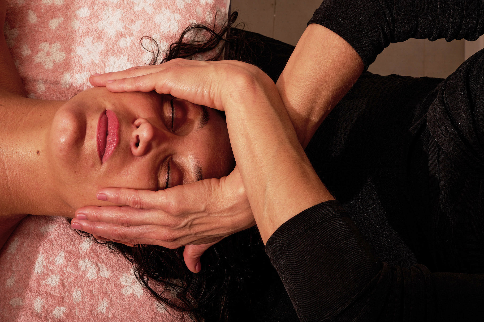 Massage du visage sculptant et anti-âge naturel - beauté du geste