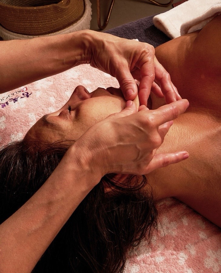 Facialiste à Nice pratiquant le Kobido soin facial anti-âge
